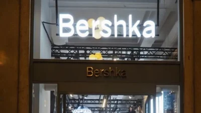 20 ευρώ κάτω από την αρχική του τιμή - Το τζιν των Bershka που ξεπουλάει όσο κανένα άλλο