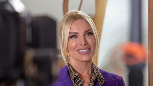 Με κοντό σορτσάκι και ψηλοτάκουνες γόβες - Το βίντεο της Καινούργιου που κάνει τον γύρο του διαδικτύου εδώ και λίγες ώρες