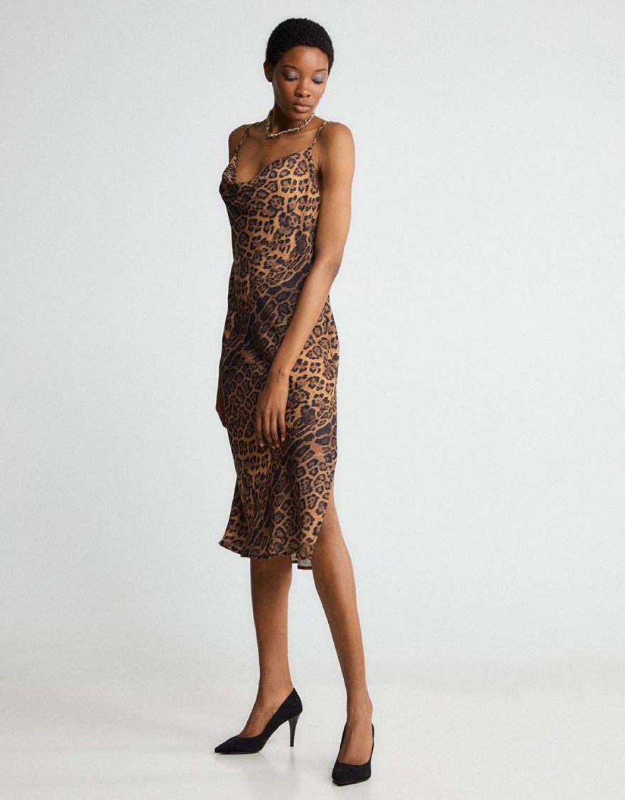 Το σατέν statement φόρεμα που πρέπει να αποκτήσεις