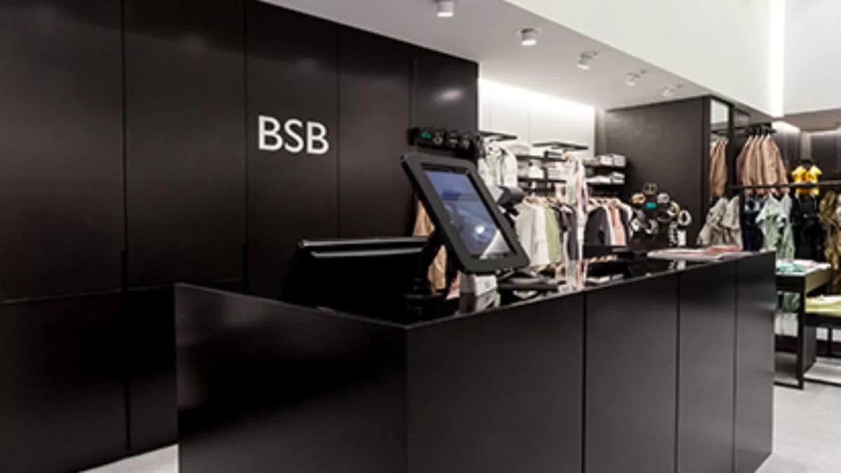 Από 89,90 ευρώ έπεσε στα 44,90 ευρώ - Το σατέν statement φόρεμα που πρέπει να αποκτήσεις