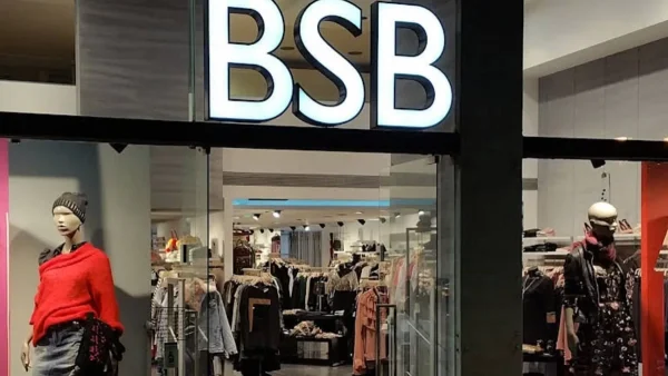 Άγιος Βαλεντίνος: Με άνοιγμα μπροστά και κόκκινο της φωτιάς το φόρεμα που ξεπουλάει στα BSB