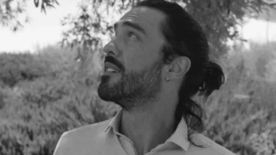 Δημήτρης Κουρούμπαλης: «Το θέατρο συνήθως μου δημιουργεί περισσότερες σκοτούρες»