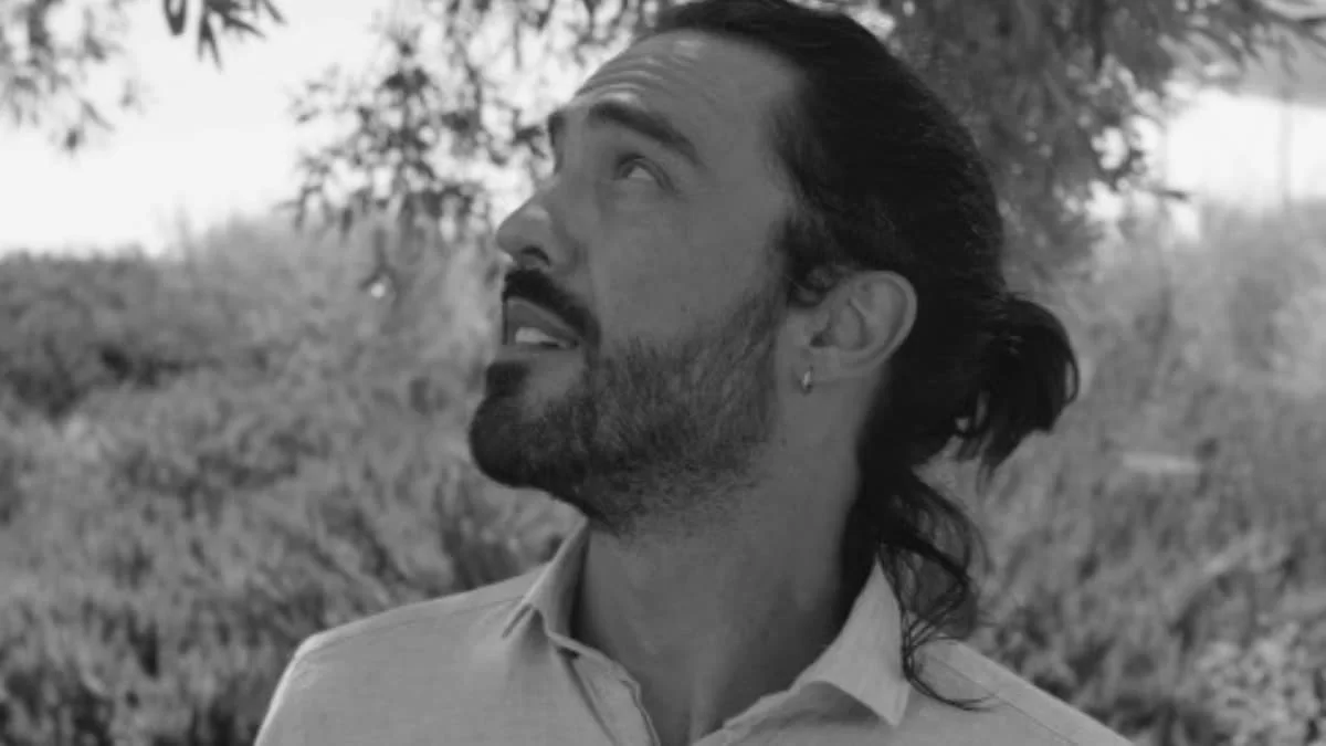 Δημήτρης Κουρούμπαλης: «Το θέατρο συνήθως μου δημιουργεί περισσότερες σκοτούρες»