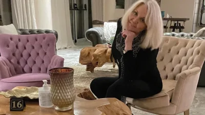 Κατάλευκο με τεράστιο τζάκι και πισίνα - Φωτογραφία από το διώροφο σπίτι της Ρούλας Κορομηλά