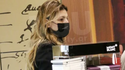 Χωρίς ίχνος μακιγιάζ και με ατημέλητο μαλλί - "Τσάκωσαν" την Έλενα Παπαρίζου σε γνωστό εμπορικό για ψώνια