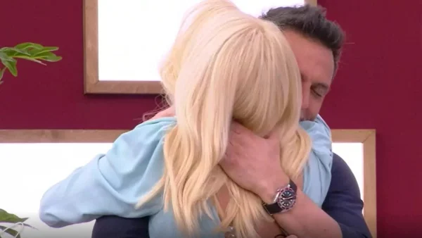 Ο Σάββας Πούμπουρας επέστρεψε στην εκπομπή και η Ελένη Μενεγάκη "πέταξε" από την χαρά της