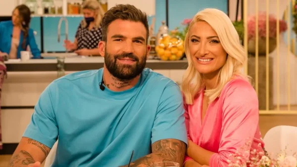 Τούνη - Αλεξάνδρου: Ημίγυμνοι στο σαλόνι του σπιτιού τους - Η φωτογραφία που «έριξε» το Instagram