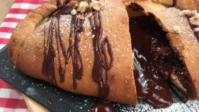 Έτοιμο σε 10 λεπτά - Λαχταριστό και ζεστό καλτσόνε σοκολάτας