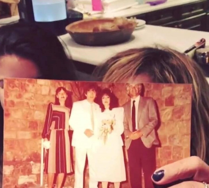 Η Άννα Βίσση ντυμένη νύφη στο πλευρό του Νίκου Καρβέλα