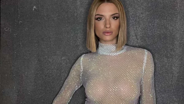 Κατερίνα Λιόλιου: "Έκλεψε" τις εντυπώσεις με το καυτό της ντεκολτέ στα παρασκήνια του X-Factor