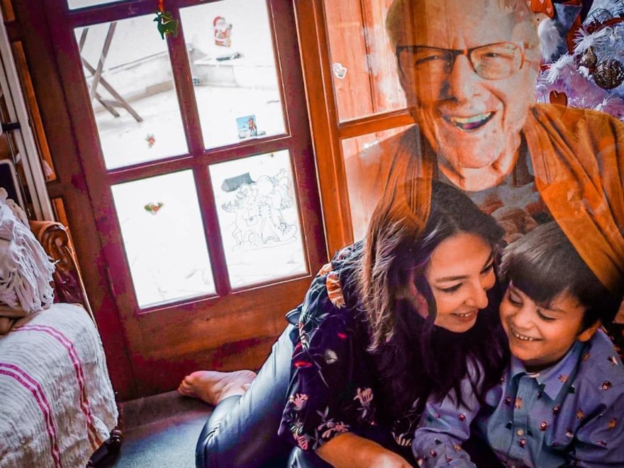 Η Αλίκη Κατσαβού με τον Κώστα Βουτσά και το γιο τους