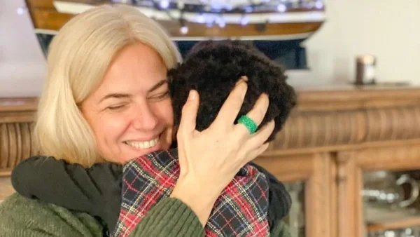 Τρισευτυχισμένη η Χριστίνα Κοντοβά - Η κόρη της την επισκέφθηκε στο γραφείο της