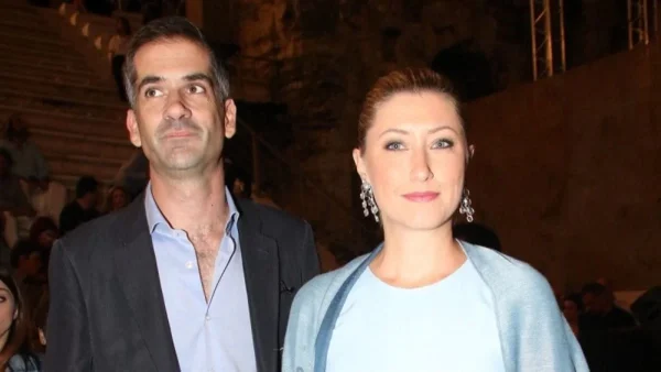 Ολόλευκο και γεμάτο με βιβλιοθήκες - Το μοντέρνο σπίτι της Σίας Κοσιώνη και του Κώστα Μπακογιάννη στην Αθήνα