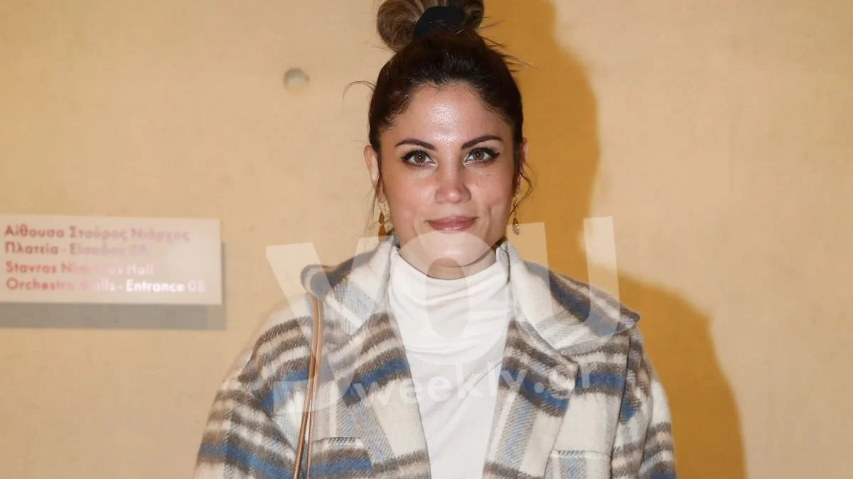 Στο πλευρό του Ίαν Στρατή η Μαίρη Συνατσάκη -  Τον καμάρωσε στην πρεμιέρα της παράστασης «Φτηνά Τσιγάρα»