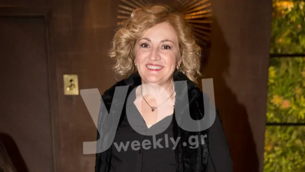 Σπάνια δημόσια εμφάνιση στο θέατρο για την Υρώ Μανέ με την κούκλα κόρη της - Αποκλειστικές φωτογραφίες