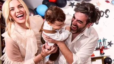 "Λιώνει" η Μαντώ Γαστεράτου στο πλευρό του γιου της