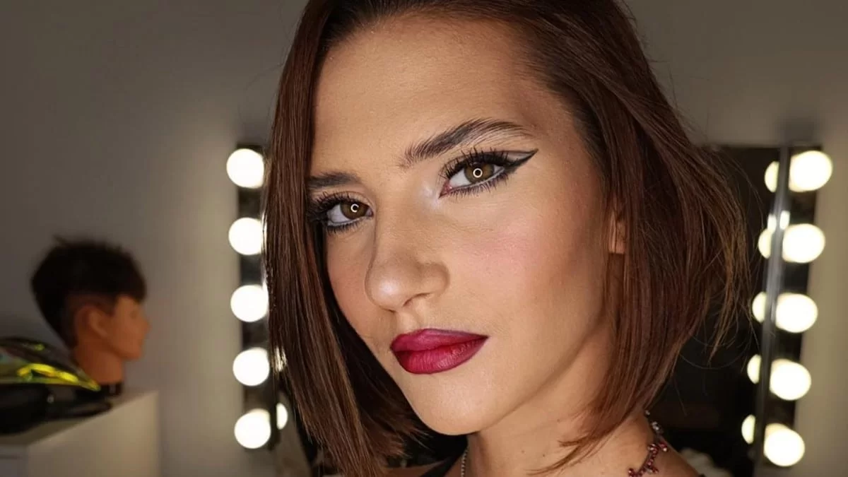 Με κοντά ροζ μαλλιά - Αγνώριστη η Μαρία Μιχαλοπούλου