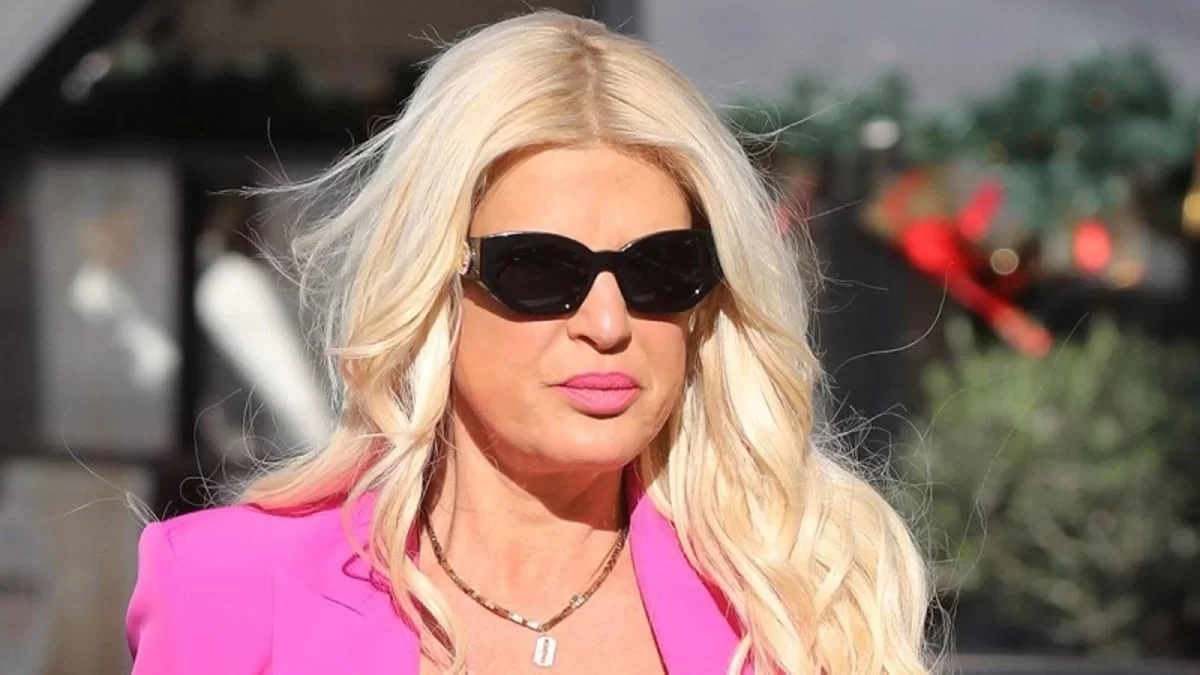 Με μίνι φόρεμα και ασημί μπότες - Πώς πήγε για ένα απλό φαγητό η Μαρίνα Πατούλη