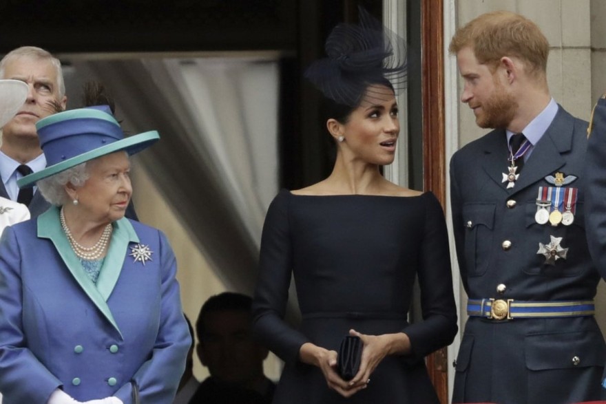 Η Βασίλισσα Ελισάβετ με την Μέγκαν Μαρκλ και τον Πρίγκιπα Χάρι