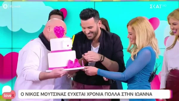 Μπήκε στο πλατό του Love It με τούρτα στα χέρια - Η έκπληξη του Νίκου Μουτσινά στην Ιωάννα Μαλέσκου