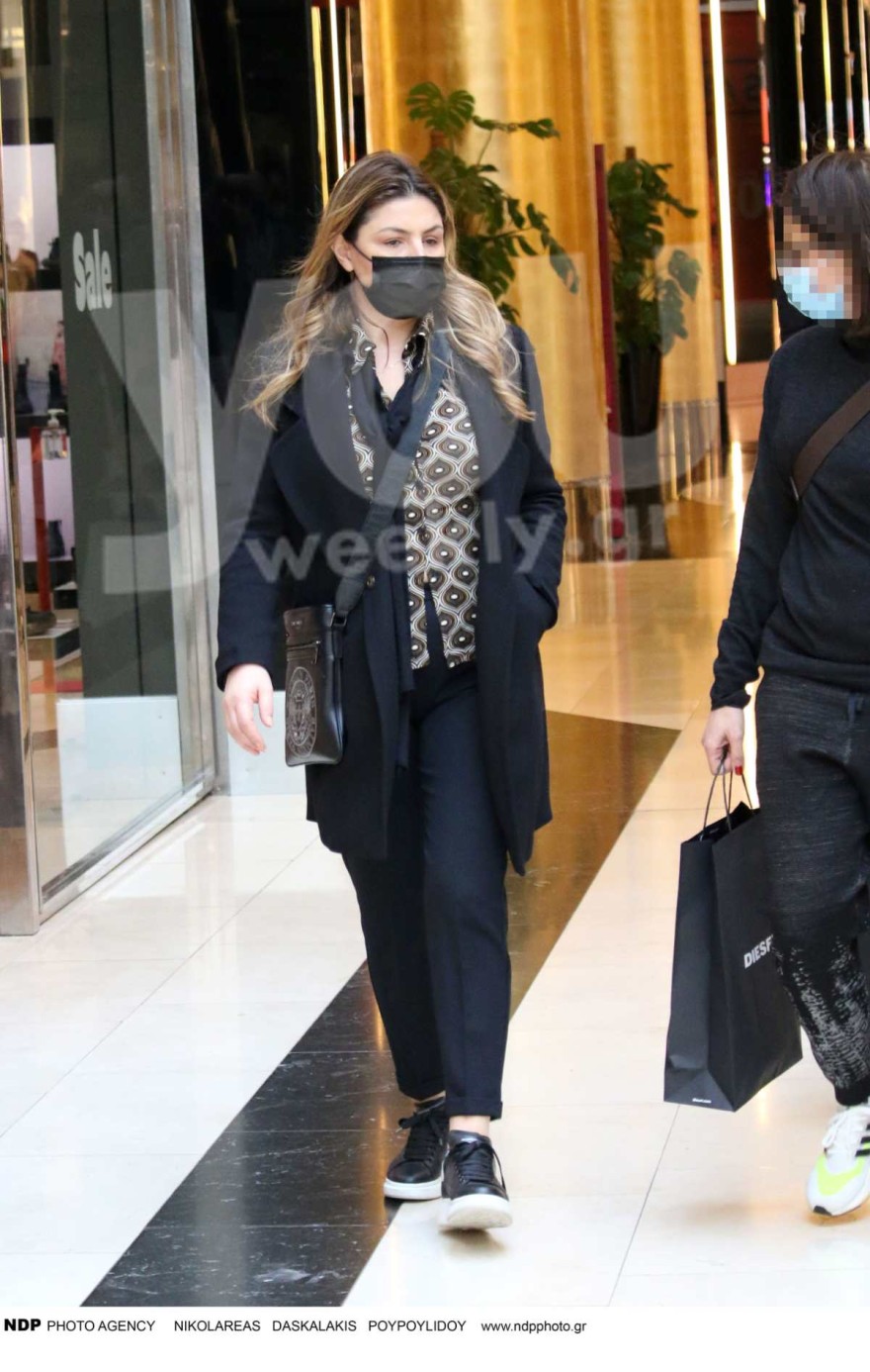 Χωρίς ίχνος μακιγιάζ και με ατημέλητο μαλλί - "Τσάκωσαν" την Έλενα Παπαρίζου σε γνωστό εμπορικό για ψώνια