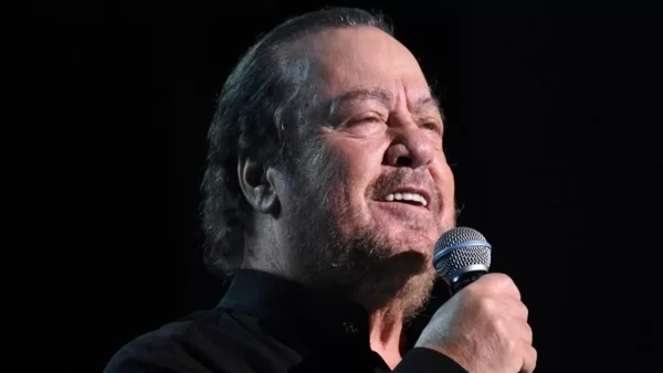 Γιάννης Πάριος: Τραγούδησε για τον έρωτα στο Σπίτι με το Mega και το twitter τον αποθέωσε!