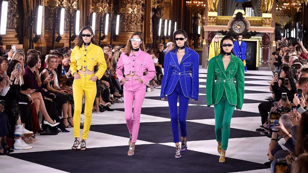 Έντονα χρώματα: Η νέα τάση της μόδας - Το παντελόνι που προβλέπεται να ξεπουλήσει κοστίζει μόνο 25,99 ευρώ