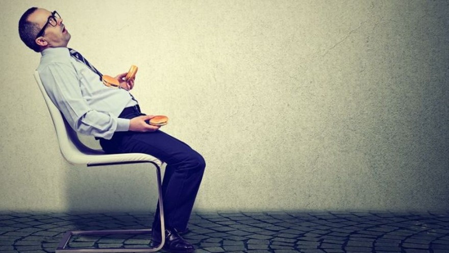 Τρόποι για να φύγει το πρήξιμο από το πολύ φαί