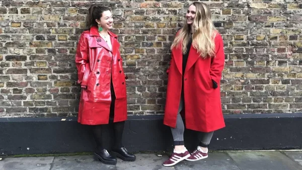 Πώς θα φορέσεις το κόκκινο πανωφόρι τη μέρα του Αγίου Βαλεντίνου