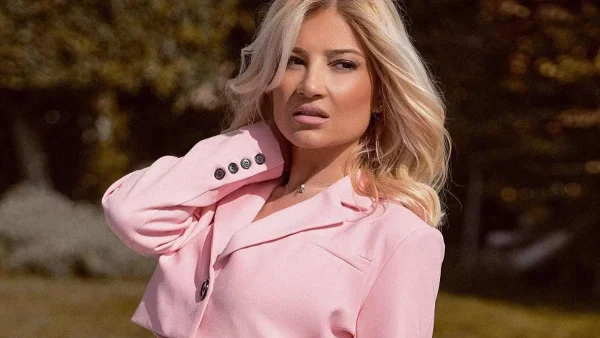 Φαίη Σκορδά: Αυτό είναι το κόκκινο φόρεμα από τα BSB που θα σε κάνει να φαίνεσαι πιο σικάτη από ποτέ