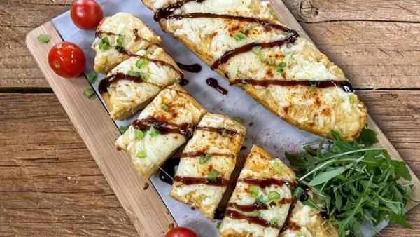 Εύκολο σκορδόψωμο έτοιμο σε 5 λεπτά - Με λιωμένο τυρί και ντοματίνια