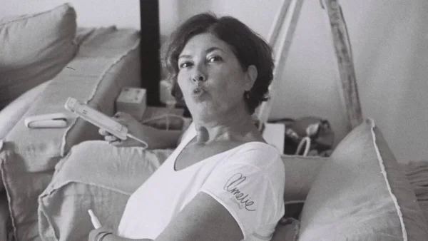 Έχει τζάκι και cozy καναπέδες - Φωτογραφίες από το εντυπωσιακό σπίτι της Σοφίας Αλιμπέρτη στην Πάρο