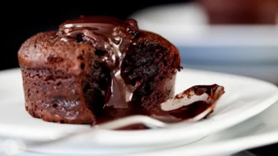 Νόστιμο και λαχταριστό σουφλέ σοκολάτας με 5 υλικά - Έτοιμο σε μόλις 2 λεπτά