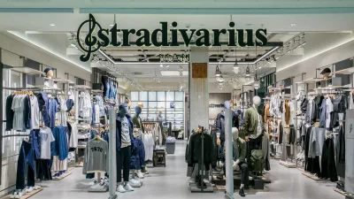 Είναι σαν κόσμημα και κοστίζει μόλις 7,99 ευρώ - Η γυαλιστέρη τσάντα από τα Stradivarius που έχει κάνει πάταγο