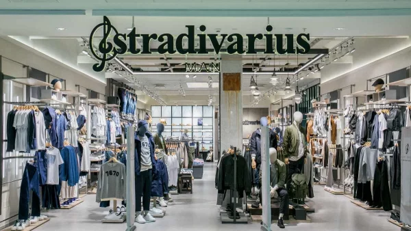 Είναι σαν κόσμημα και κοστίζει μόλις 7,99 ευρώ - Η γυαλιστέρη τσάντα από τα Stradivarius που έχει κάνει πάταγο