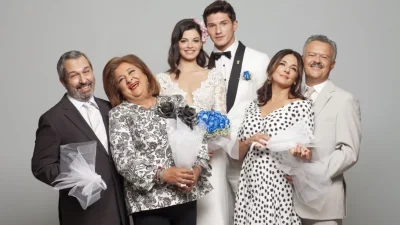 Συμπέθεροι Από τα Τίρανα: Οι γονείς του Άλφρεντ φεύγουν κυνηγημένοι από το σπίτι του υπουργού Παραζάνα