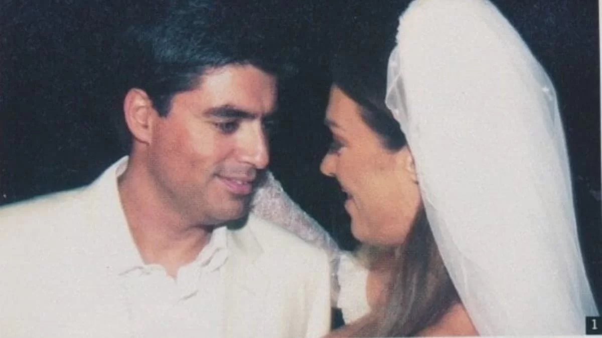 Με γόβες που έλαμπαν και μίνι νυφικό - Σπάνιες φωτογραφίες από τον γάμο της Στεφανίδου με τον Ευαγγελάτο