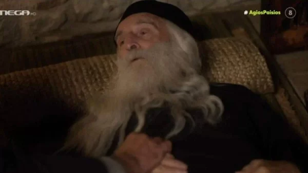 Άγιος Παΐσιος: Το Twitter υποκλήθηκε στον Γέροντα Αρσένιο - Η συγκλονιστική σκηνή της κοίμησης του
