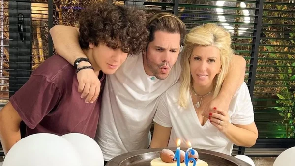 Με μαύρους τοίχους και μαύρο μπάνιο - Το μοντέρνο δωμάτιο του γιου του Γιώργου Τσαλίκη