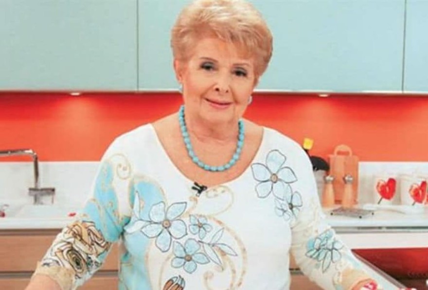 Η Βέφα Αλεξιάδου στην κουζίνα της.