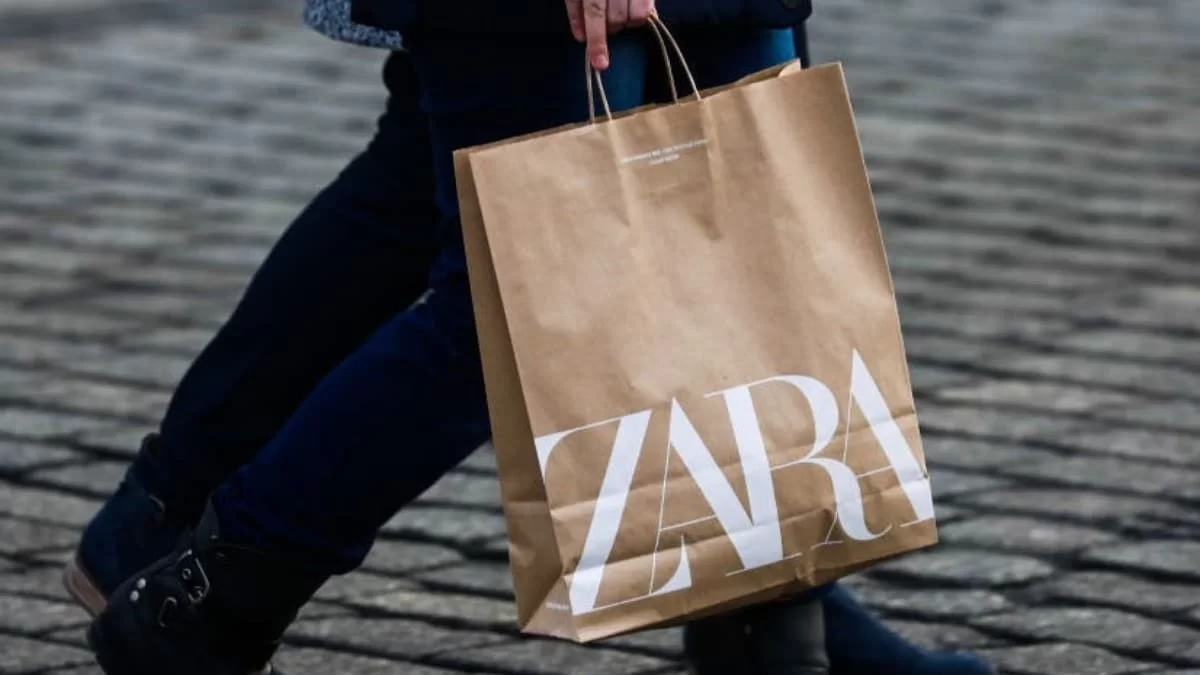 Στα Zara το κοντό μαύρο φόρεμα σε τιμή ευκαιρίας - Κοστίζει μόνο 5,99 ευρώ