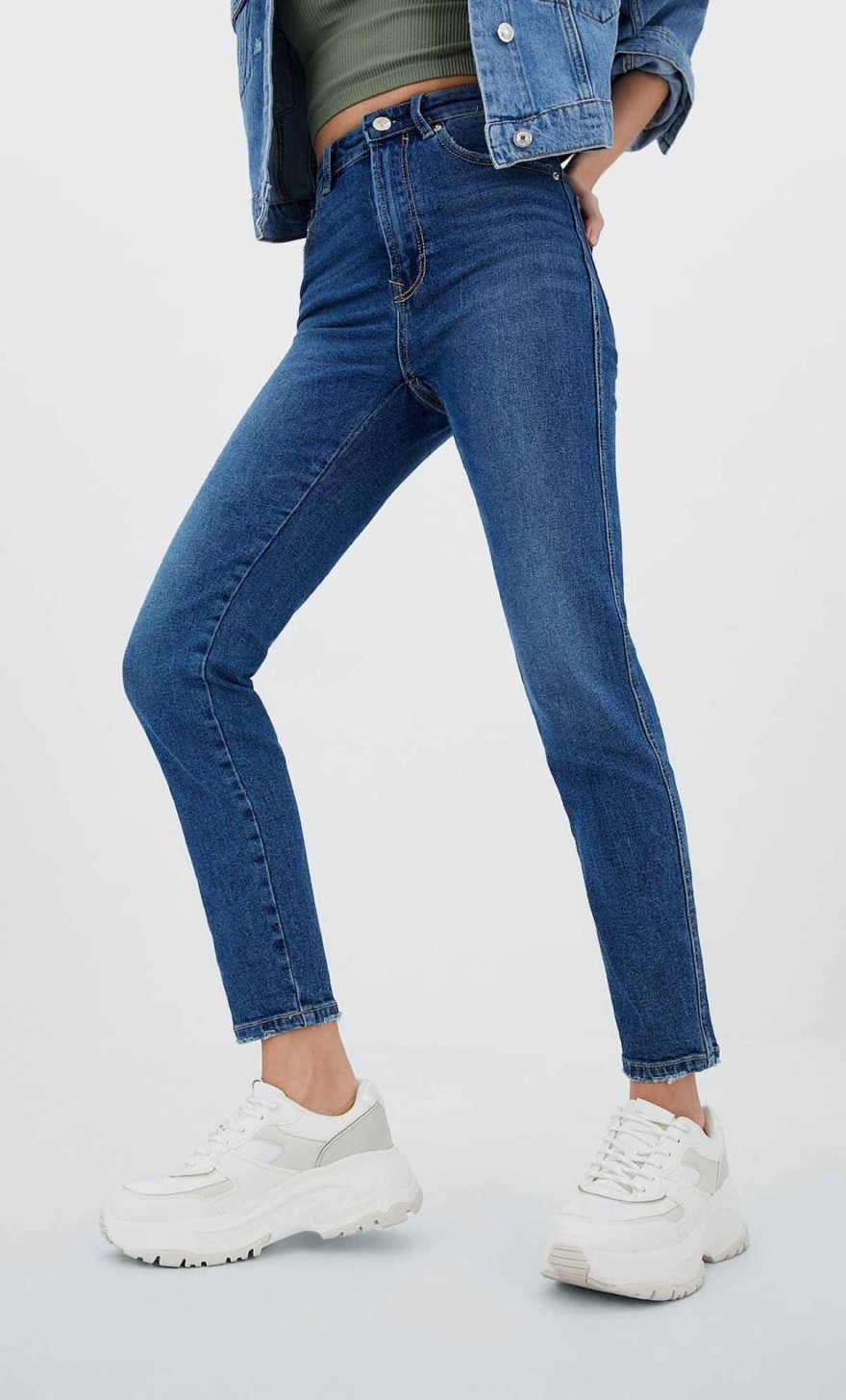 Μπλε τζιν από τα Stradivarius