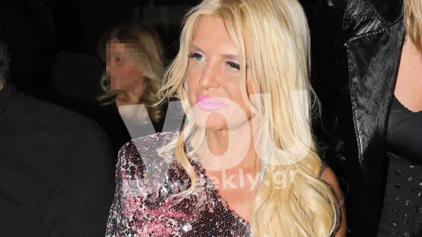 Με ροζ κουστούμι και γούνα - Η νέα απίστευτη βραδινή εμφάνιση της Μαρίνας Πατούλη