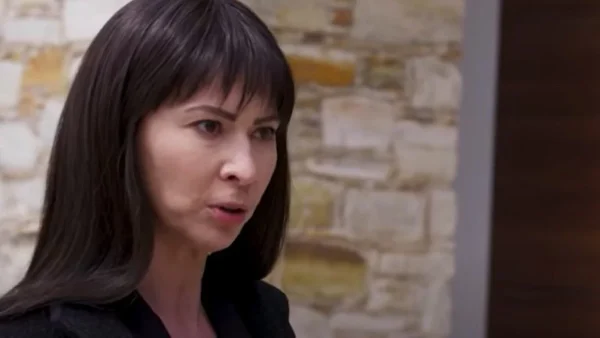 Γη της Ελιάς: H Αρετή επιτίθεται στη Μυρτάλη έξω από το δικαστήριο