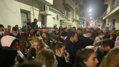 Πάτρα: «Κρεμάστε την» - Οργή του κόσμου έξω από το σπίτι της Ρούλας Πισπιρίγκου