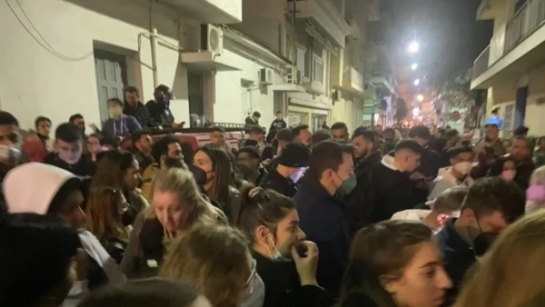 Πάτρα: «Κρεμάστε την» - Οργή του κόσμου έξω από το σπίτι της Ρούλας Πισπιρίγκου