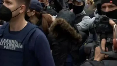 Τραγωδία Πάτρα: «Φόνισσα τι έκανες στα παιδιά...» - Οργή λαού έξω από την Ευελπίδων