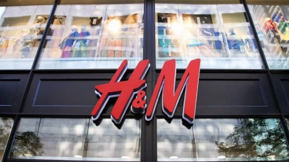 Βγαίνε σε 5 χρώματα - Το πιο must μπλέιζερ για την Άνοιξη του 2022 από τα H&M