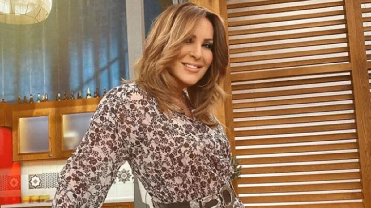 Με ζεβρέ σακάκι και μαύρο δερμάτινο παντελόνι - Έκλεψε τις εντυπώσεις η Ναταλία Γερμανού