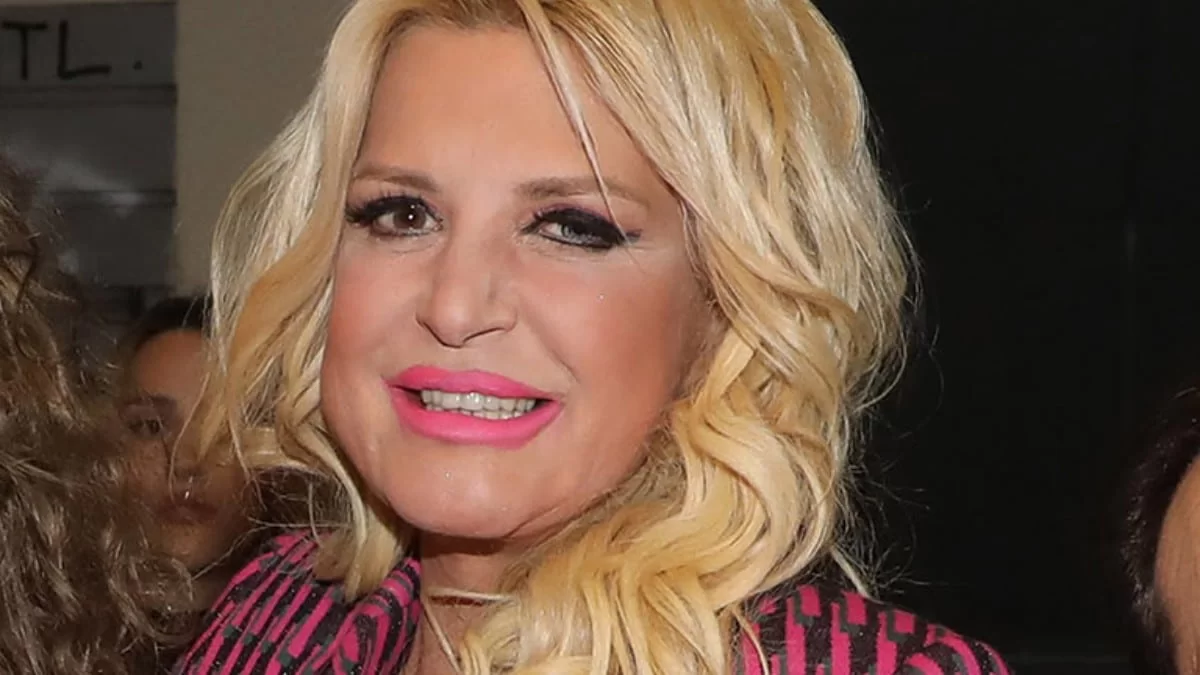 Με μίνι φόρεμα γεμάτο πούπουλα και ροζ μπότες - Η νέα φωτογραφία της Μαρίνας Πατούλη έφερε χάος